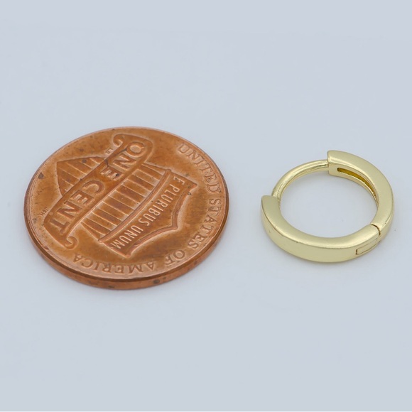 Gold minimalist huggie hoop earrings - Picture 4 of 4